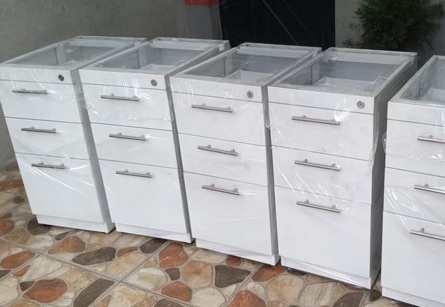 Cajonera con jaladera cromada